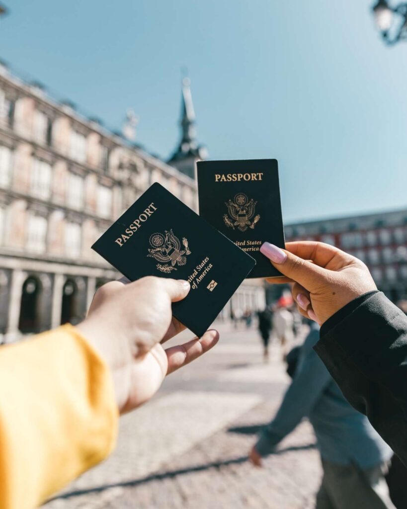 Voyageurs montrant leurs passeports – documents essentiels pour entrer en Colombie et préparer son voyage.