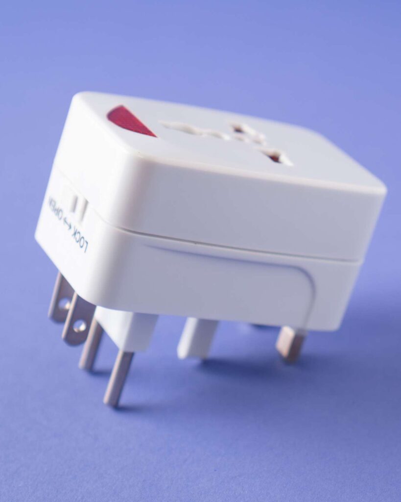 Adaptateur de prise universel – accessoire indispensable pour voyager en Colombie et à l’international.