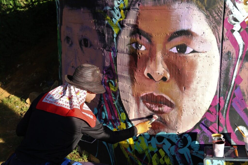 Graffiti tour Comuna 13 Medellin