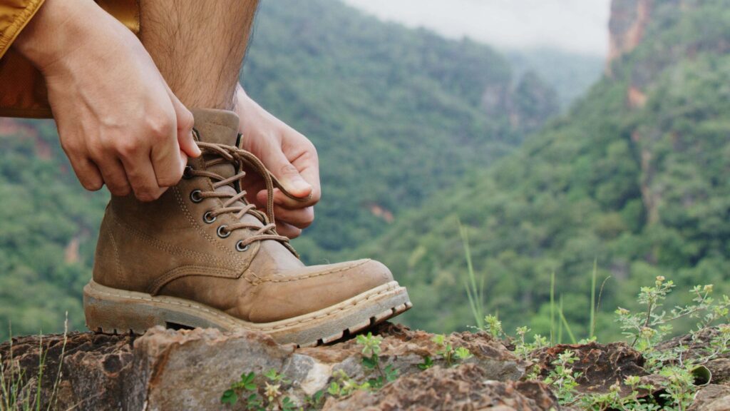 Voyageur en Colombie nouant ses chaussures de randonnée – préparation et vêtements adaptés pour marcher et explorer.