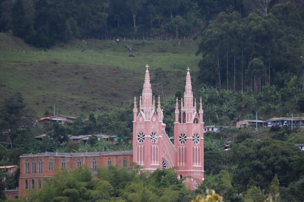 visiter jerico colombie , église rose jerico