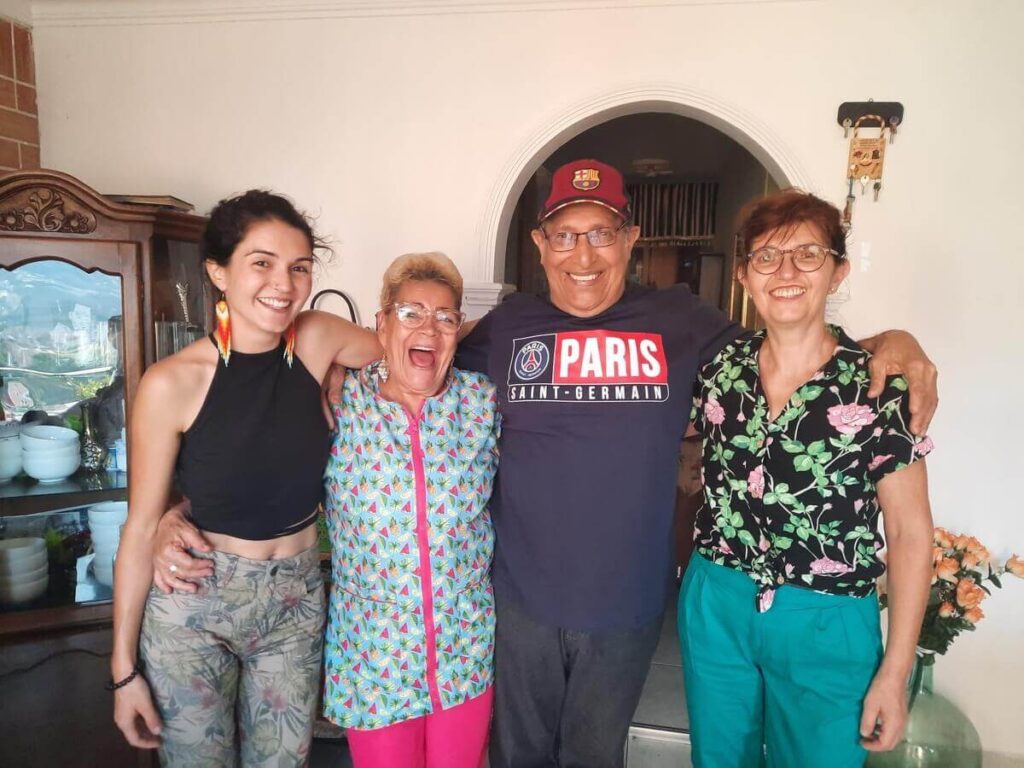 repas chez l'habitant comuna 13, visiter medellin en français, visite chez l'habitant comuna 13