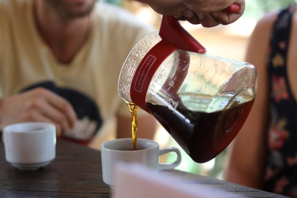 Atelier dégustation de café avec préparation artisanale et explication des arômes